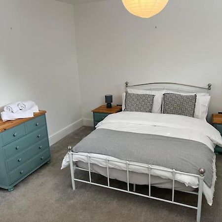 2 Bedroom Cottage In Old Town Swindon Buitenkant foto