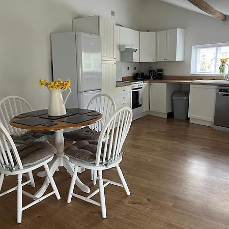 2 Bedroom Cottage In Old Town Swindon Buitenkant foto