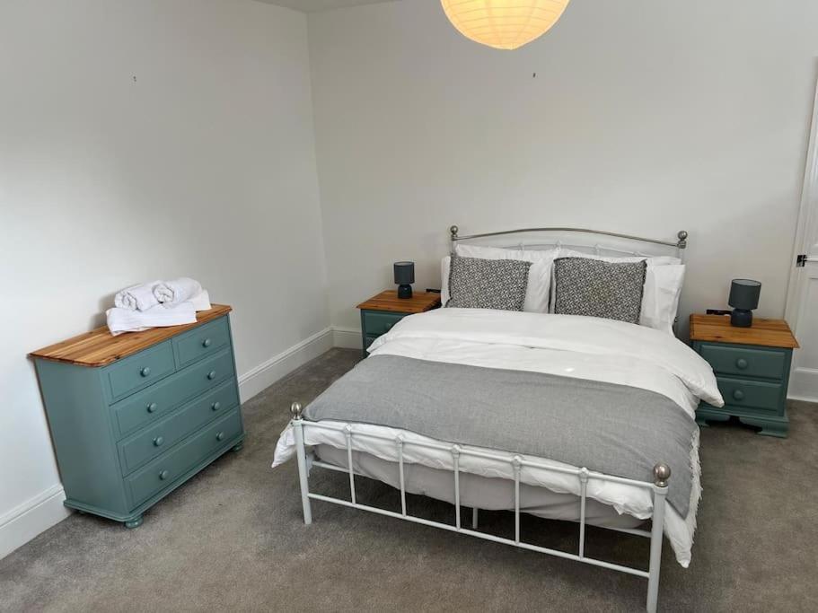 2 Bedroom Cottage In Old Town Swindon Buitenkant foto