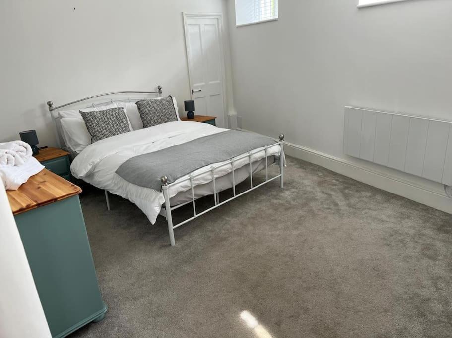 2 Bedroom Cottage In Old Town Swindon Buitenkant foto
