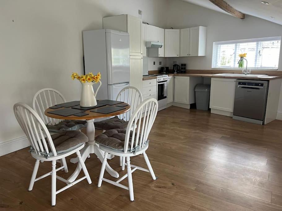 2 Bedroom Cottage In Old Town Swindon Buitenkant foto