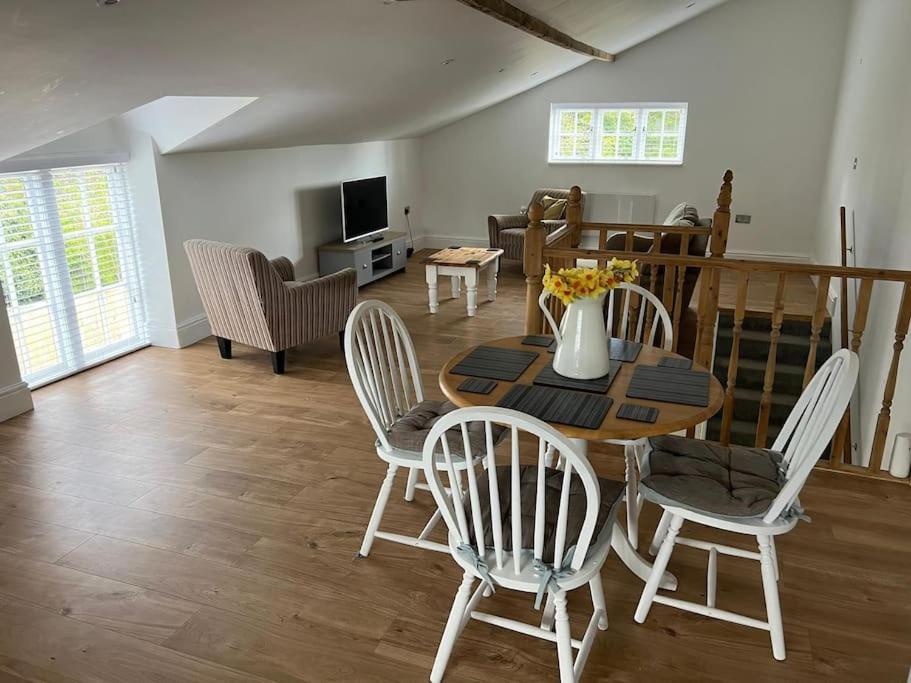 2 Bedroom Cottage In Old Town Swindon Buitenkant foto