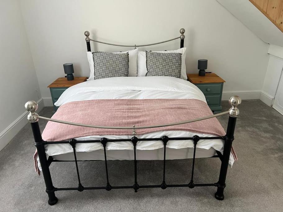 2 Bedroom Cottage In Old Town Swindon Buitenkant foto